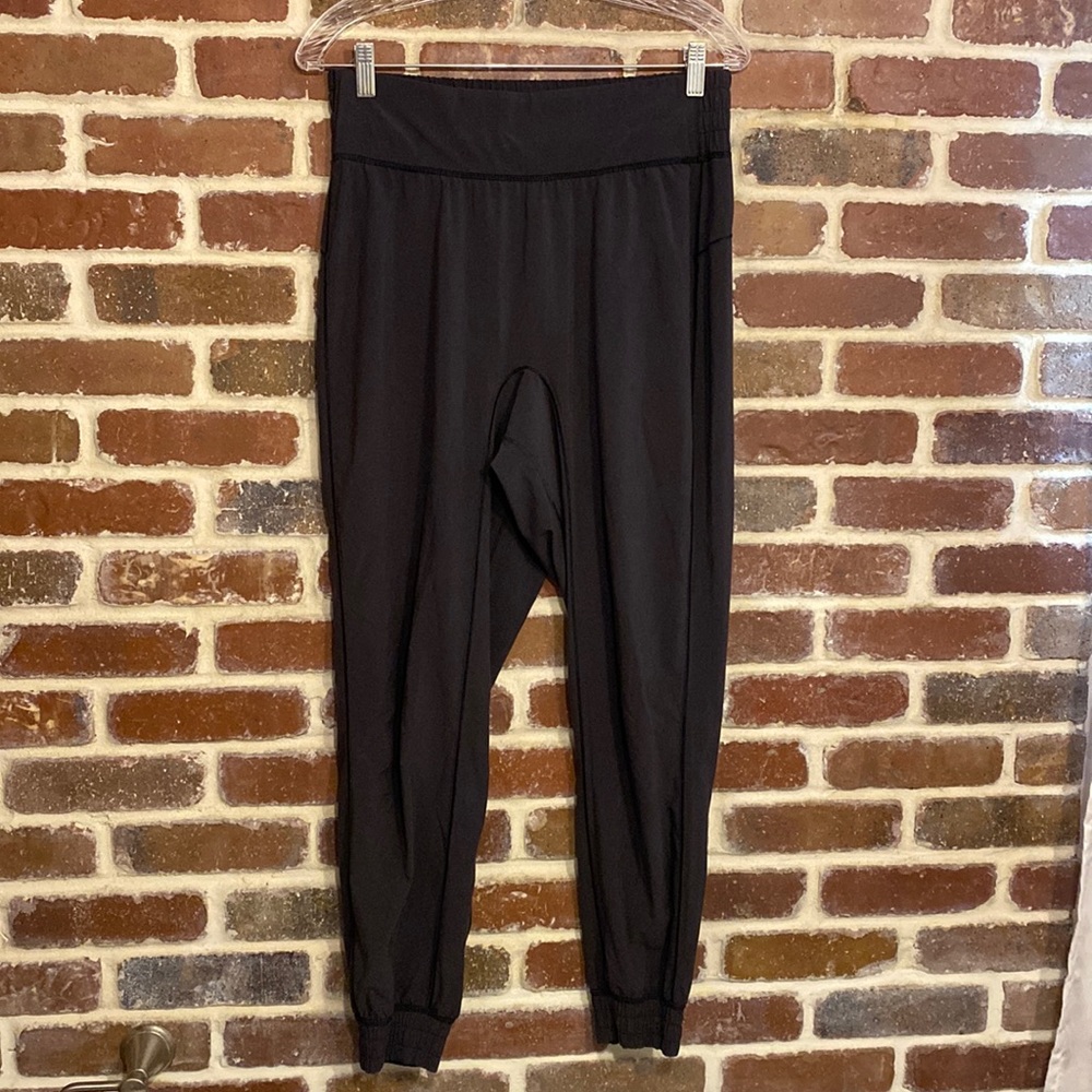 Lululemon black jogger pants size 8